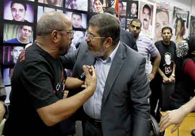 محمد مرسى فى لقاء مع اهالى الشهداء قبل ايام (تصوير: احمد عبدالفتاح)